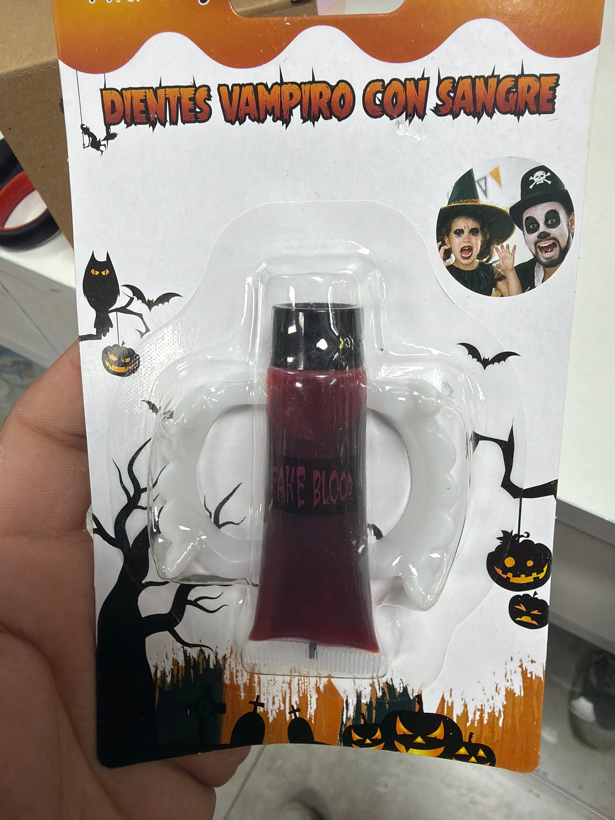 DIENTES VAMPIRO CON SANGRE