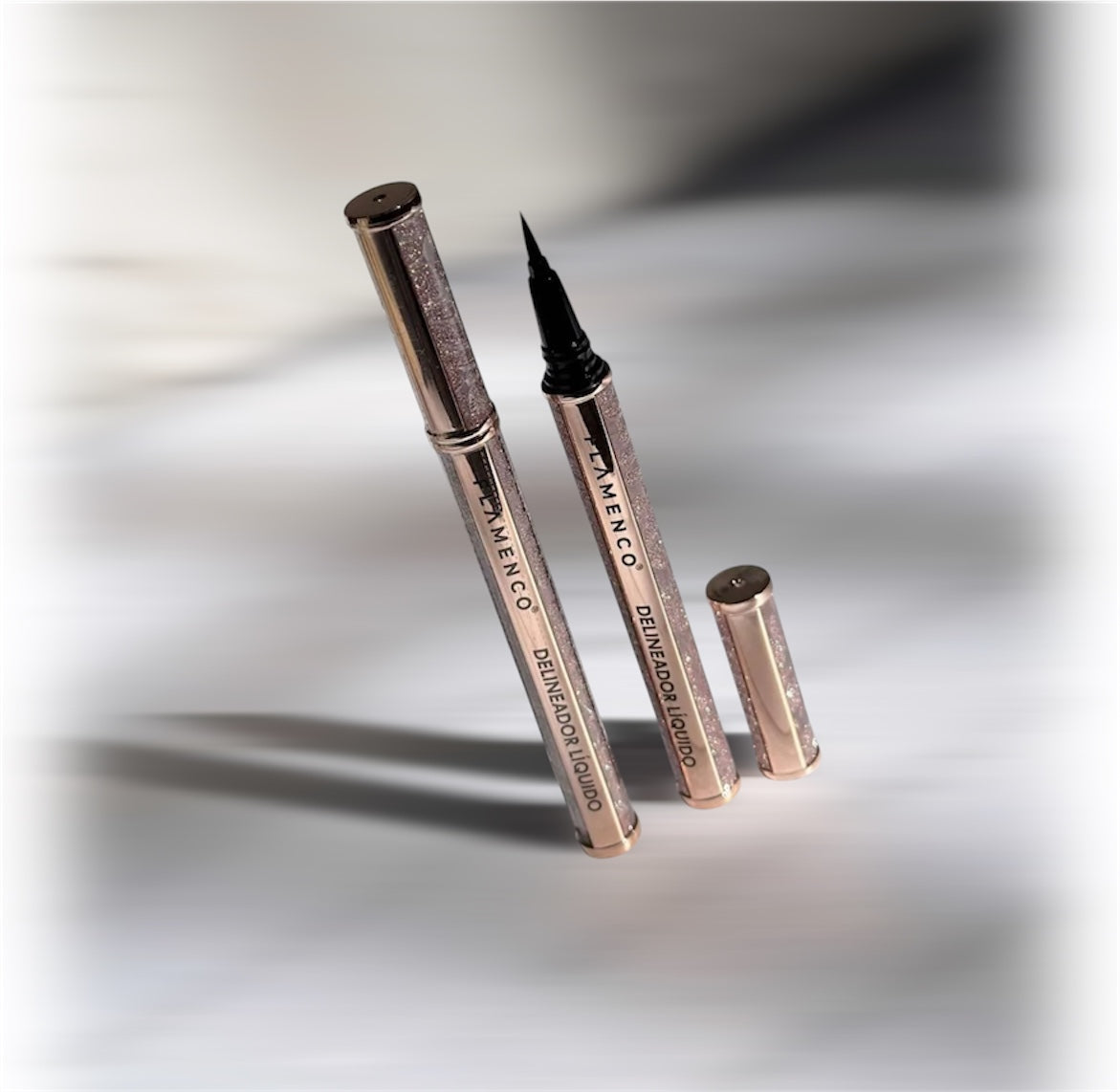 DELINEADOR DE OJOS PLUMON (NEGRO)